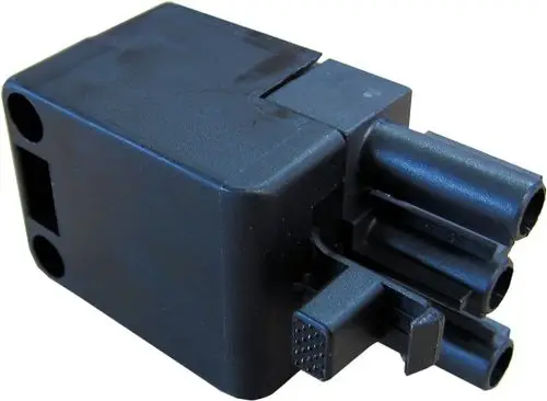 Schwarzer Stecker mit drei Anschlüssen, vermutlich von Bosch, zur Verwendung in elektrischen Anwendungen oder Fahrzeugverbindungen.